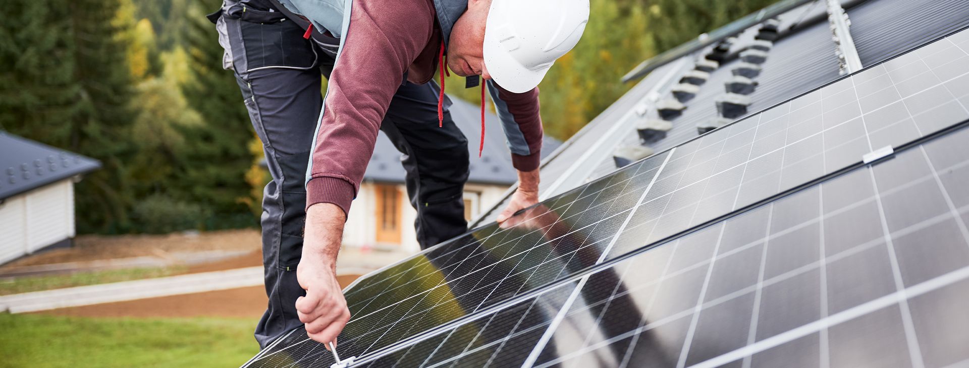 Tecnici Carosello durante l'installazione di un fotovoltaico chiavi in mano in Liguria